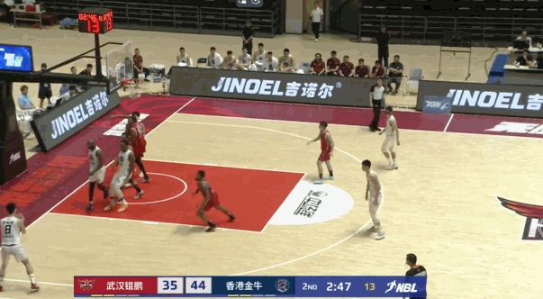 😓季后赛悬了！排名第八的武汉半场以39-51大比分落后香港